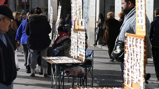 La Puerta del Sol como cada año se llena de puestos de venta de Lotería navideña La Puerta del Sol como cada año se llena de puestos de venta de Lotería navideña
