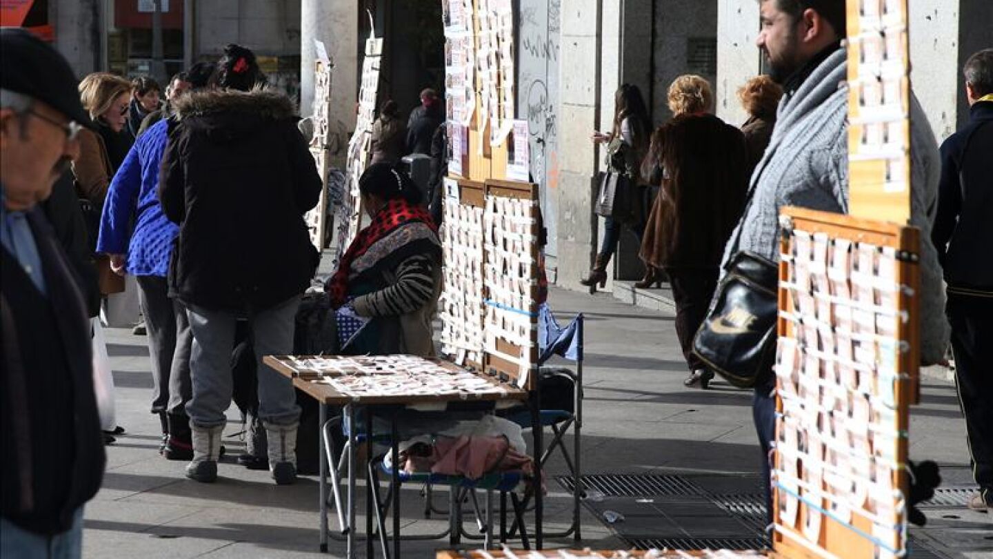 La Puerta del Sol como cada a&ntilde;o se llena de puestos de venta de Loter&iacute;a navide&ntilde;a 