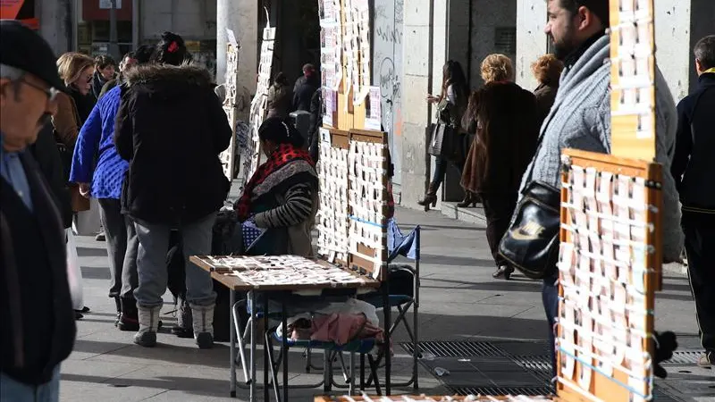 La Puerta del Sol como cada año se llena de puestos de venta de Lotería navideña 