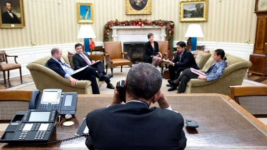 Barack Obama hablando por teléfono Barack Obama hablando por teléfono
