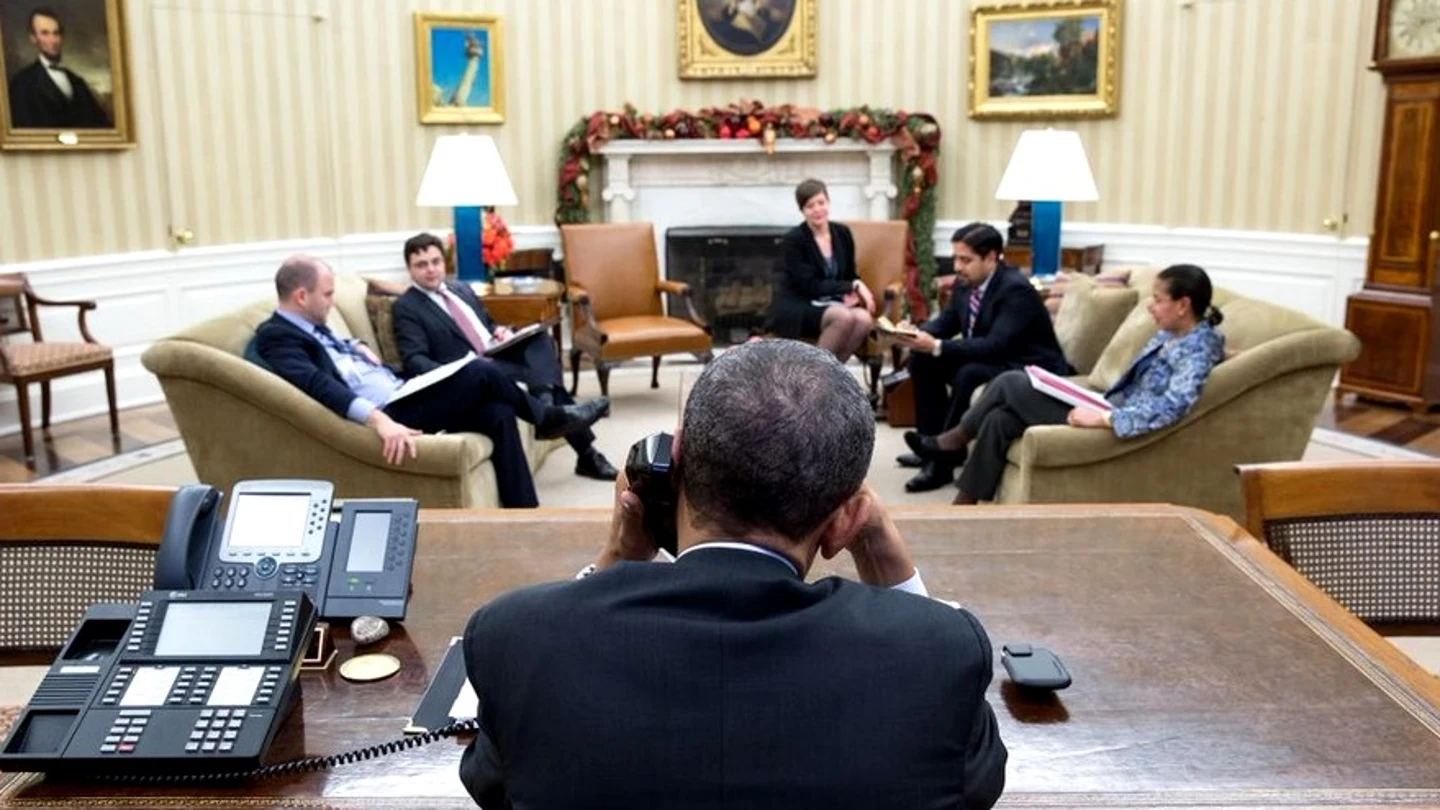 Barack Obama hablando por teléfono Barack Obama hablando por teléfono
