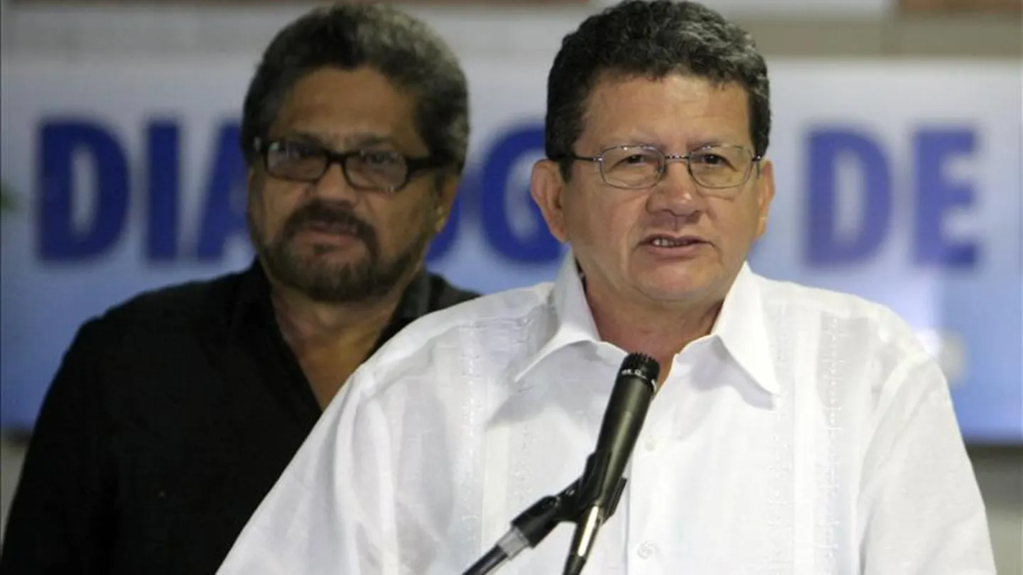 El comandante Jorge Torres Victoria junto al líder de los delegados de la guerrilla Luciano Marín El comandante Jorge Torres Victoria junto al líder de los delegados de la guerrilla Luciano Marín