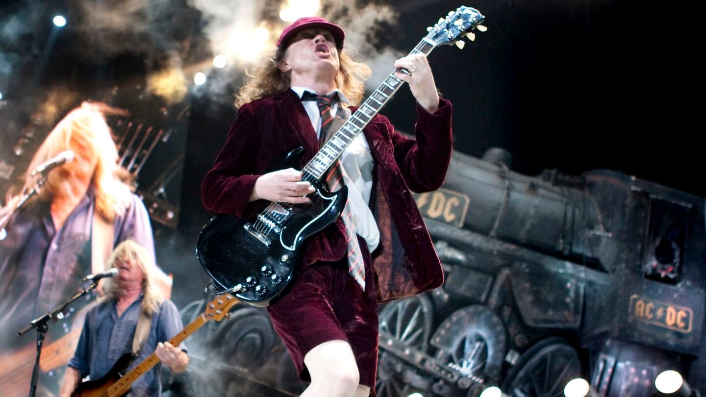 El guitarrista escoc&eacute;s del grupo de rock AC/DC,