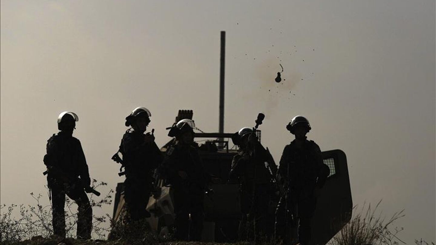 Soldados israel&iacute;es, durante un enfrentamiento