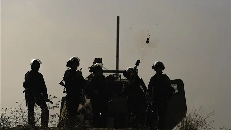 Soldados israelíes, durante un enfrentamiento Soldados israelíes, durante un enfrentamiento