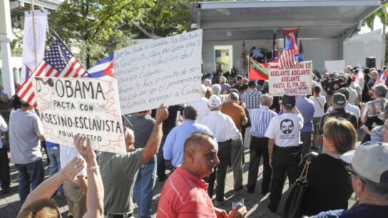 Cubanos de EEUU se manifiestan en Miami en contra de la apertura