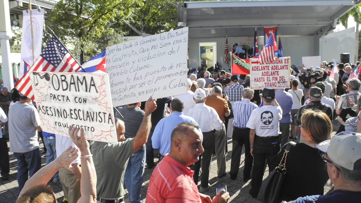 Cubanos de EEUU se manifiestan en Miami en contra de la apertura