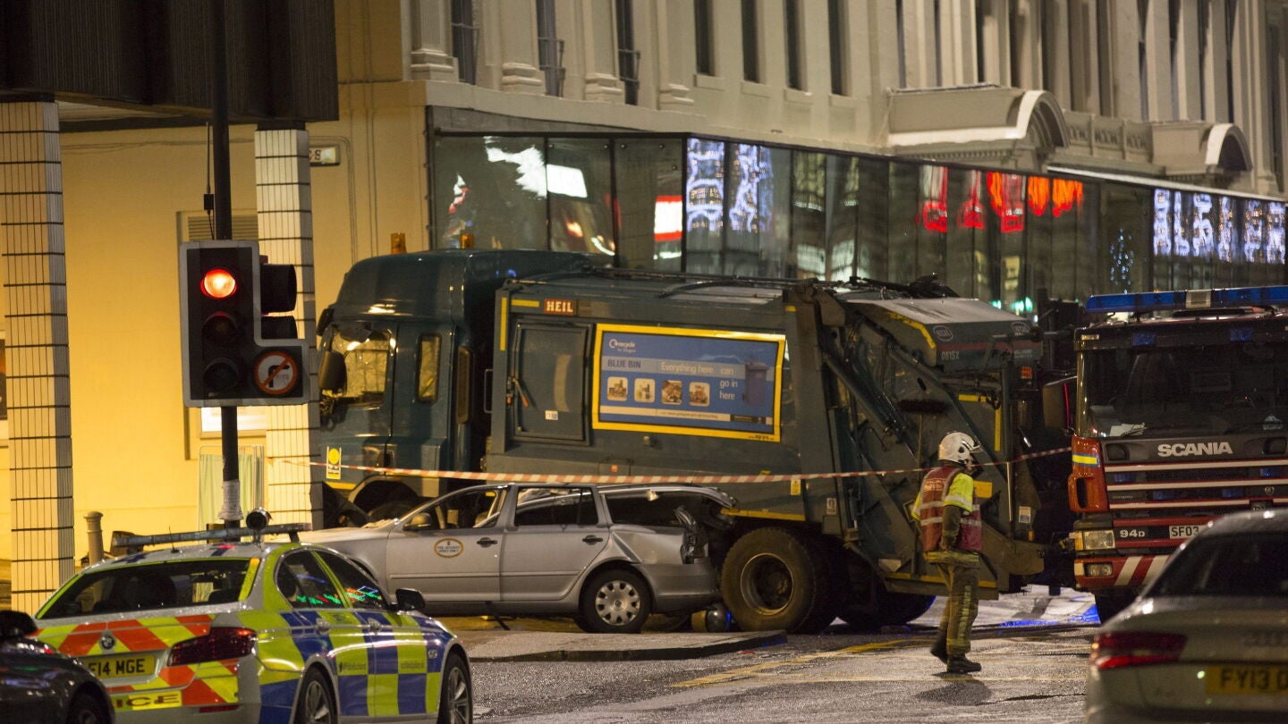 Un cami&oacute;n de basuras ha arrollado a seis viandantes en Escocia 