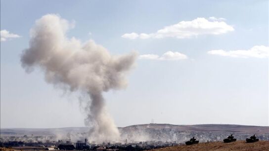 Columna de humo tras un bombardeo a&eacute;reo en el oeste de Kobani