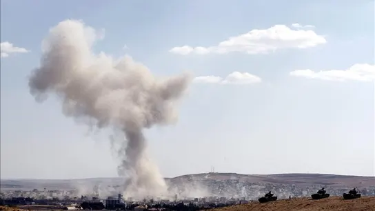 Columna de humo tras un bombardeo aéreo en el oeste de Kobani Columna de humo tras un bombardeo aéreo en el oeste de Kobani