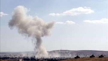 Columna de humo tras un bombardeo aéreo en el oeste de Kobani