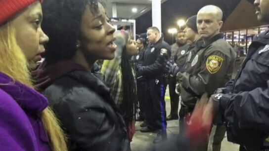 Varias personas increpan a la Polic&iacute;a en Berkeley, Misuri