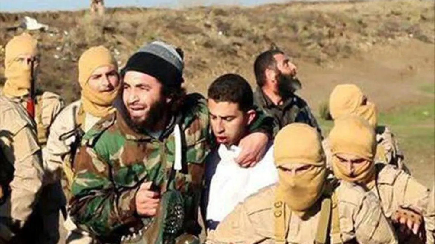 Miembros del EI junto al piloto, identificado como Muaz Kasabeh Miembros del EI junto al piloto, identificado como Muaz Kasabeh