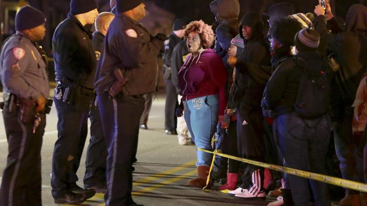Varios polic&iacute;as observan una manifestaci&oacute;n en Berkeley