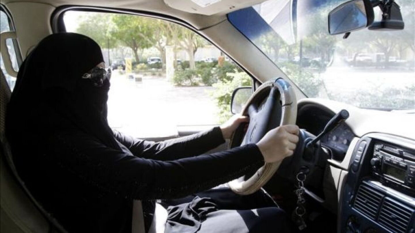 Una mujer saud&iacute; conduciendo