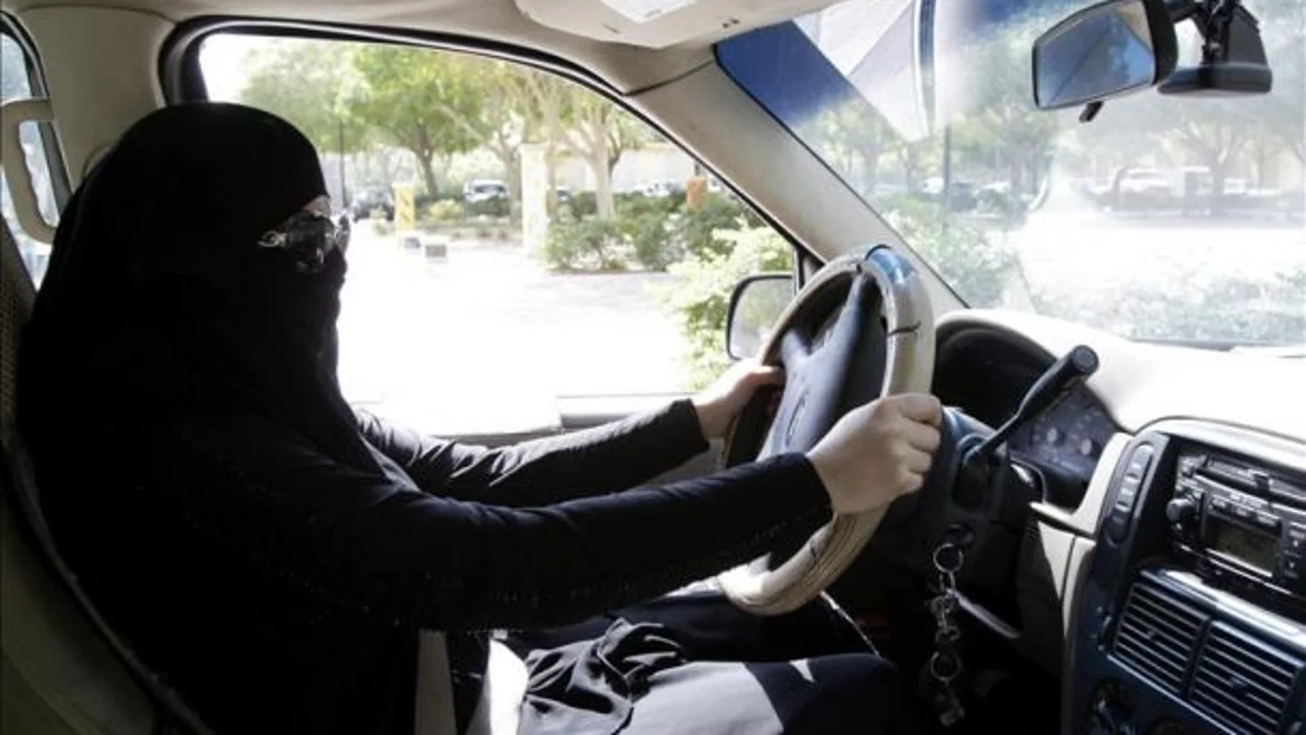 Una mujer saudí conduciendo Una mujer saudí conduciendo