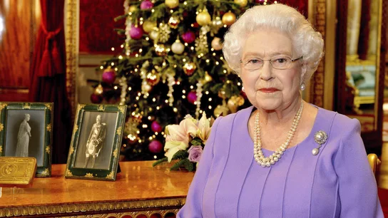 La reina Isabel II de Inglaterra posa con un árbol de Navidad en su discurso tradicional La reina Isabel II de Inglaterra posa con un árbol de Navidad en su discurso tradicional