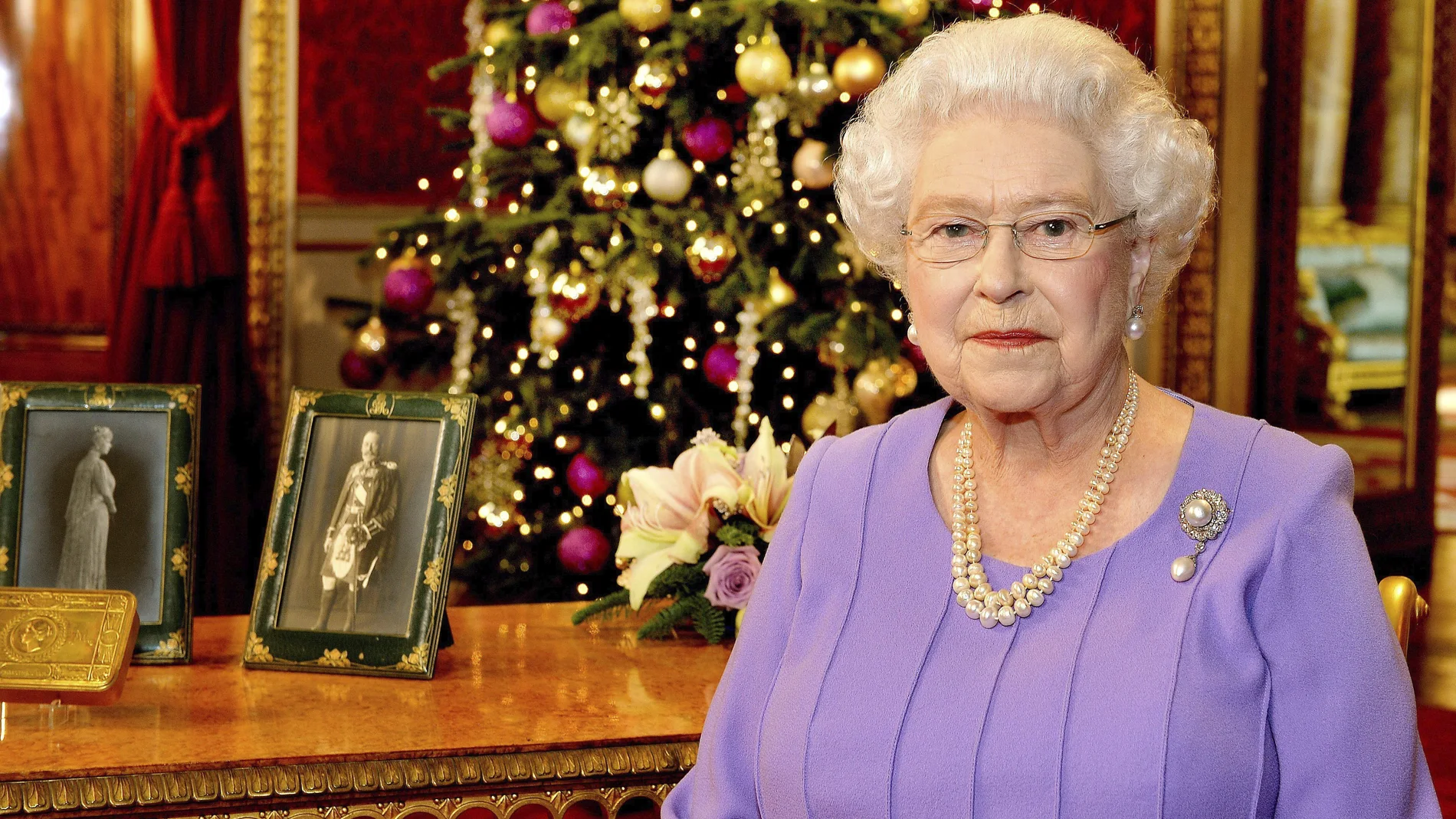 La reina Isabel II de Inglaterra posa con un árbol de Navidad en su discurso tradicional