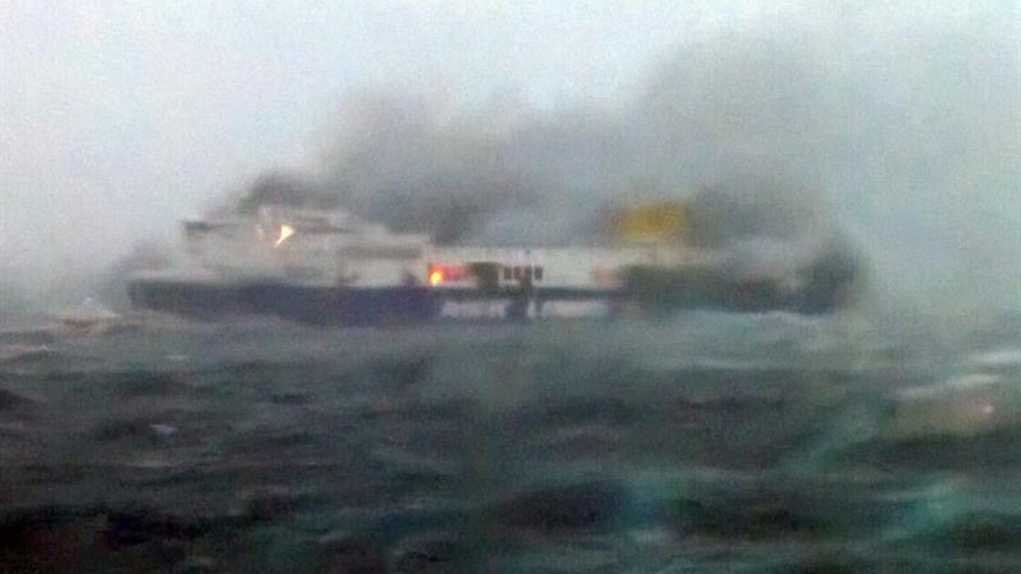 Imagen del ferry 'Norman Atlantic' en llamas y a la deriva