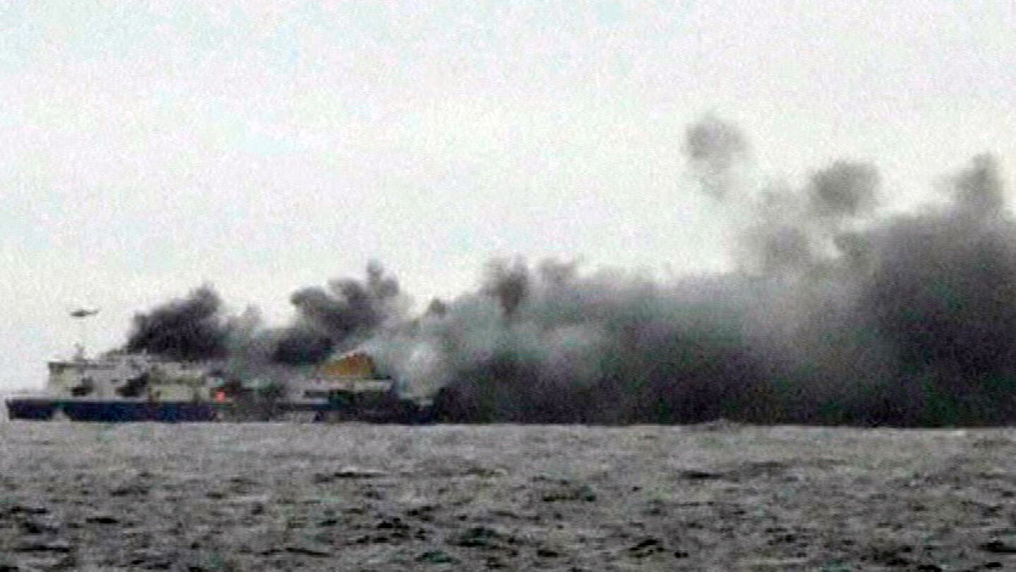El ferry, echando humo