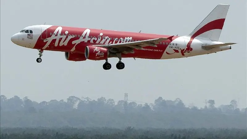 Desaparece un avión de AirAsia