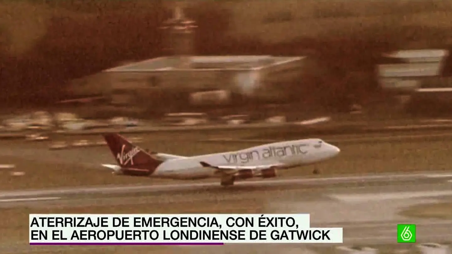 Avión de Virgin Atlantic aterrizando Avión de Virgin Atlantic aterrizando