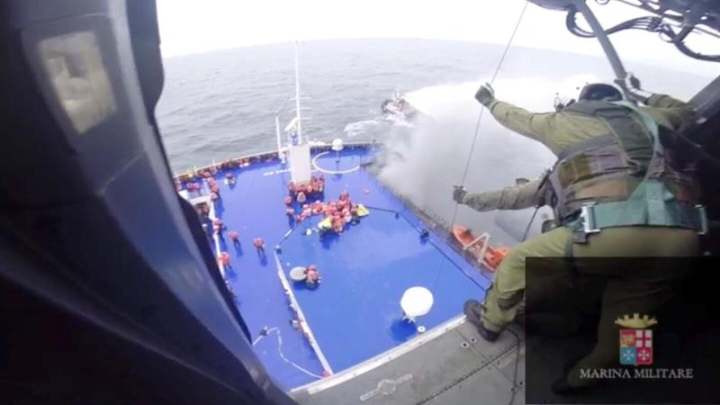 Labores de rescate del ferry italiano
