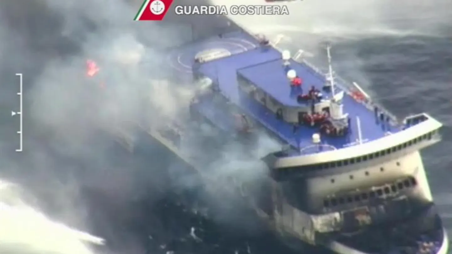 Imagen del ferry italiano 'Norman Atlantic' incendiado en el mar Imagen del ferry italiano 'Norman Atlantic' incendiado en el mar