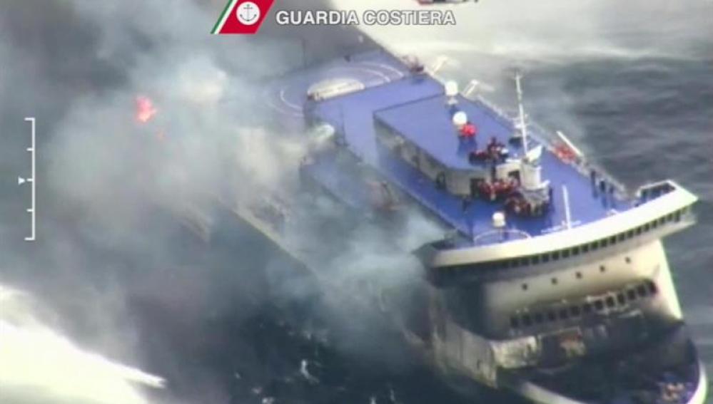 Imagen del ferry italiano 'Norman Atlantic' incendiado en el mar
