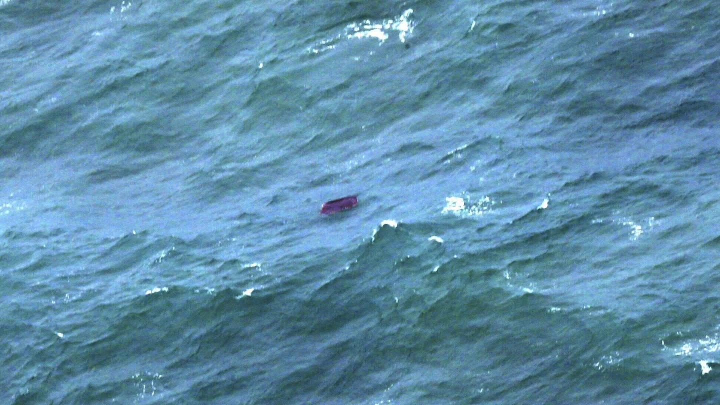 Fotografía de un objeto sin identificar cerca de la costa de Pangkalan Bun en Borneo (Indonesia) Fotografía de un objeto sin identificar cerca de la costa de Pangkalan Bun en Borneo (Indonesia)
