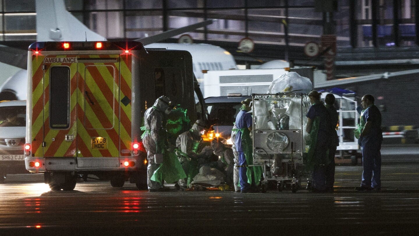 Un equipo sanitario traslada a Londres a la mujer enferma de &eacute;bola