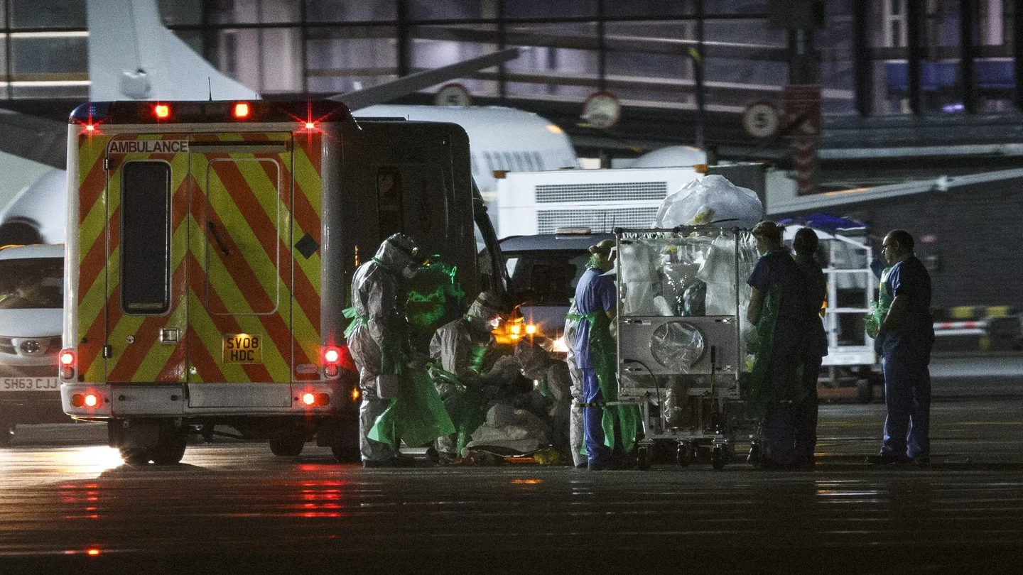 Un equipo sanitario traslada a Londres a la mujer enferma de ébola Un equipo sanitario traslada a Londres a la mujer enferma de ébola