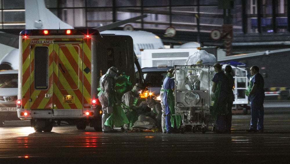 Un equipo sanitario traslada a Londres a la mujer enferma de ébola