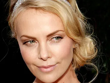 Charlize Theron con una preciosa diadema en plateado Charlize Theron con una preciosa diadema en plateado