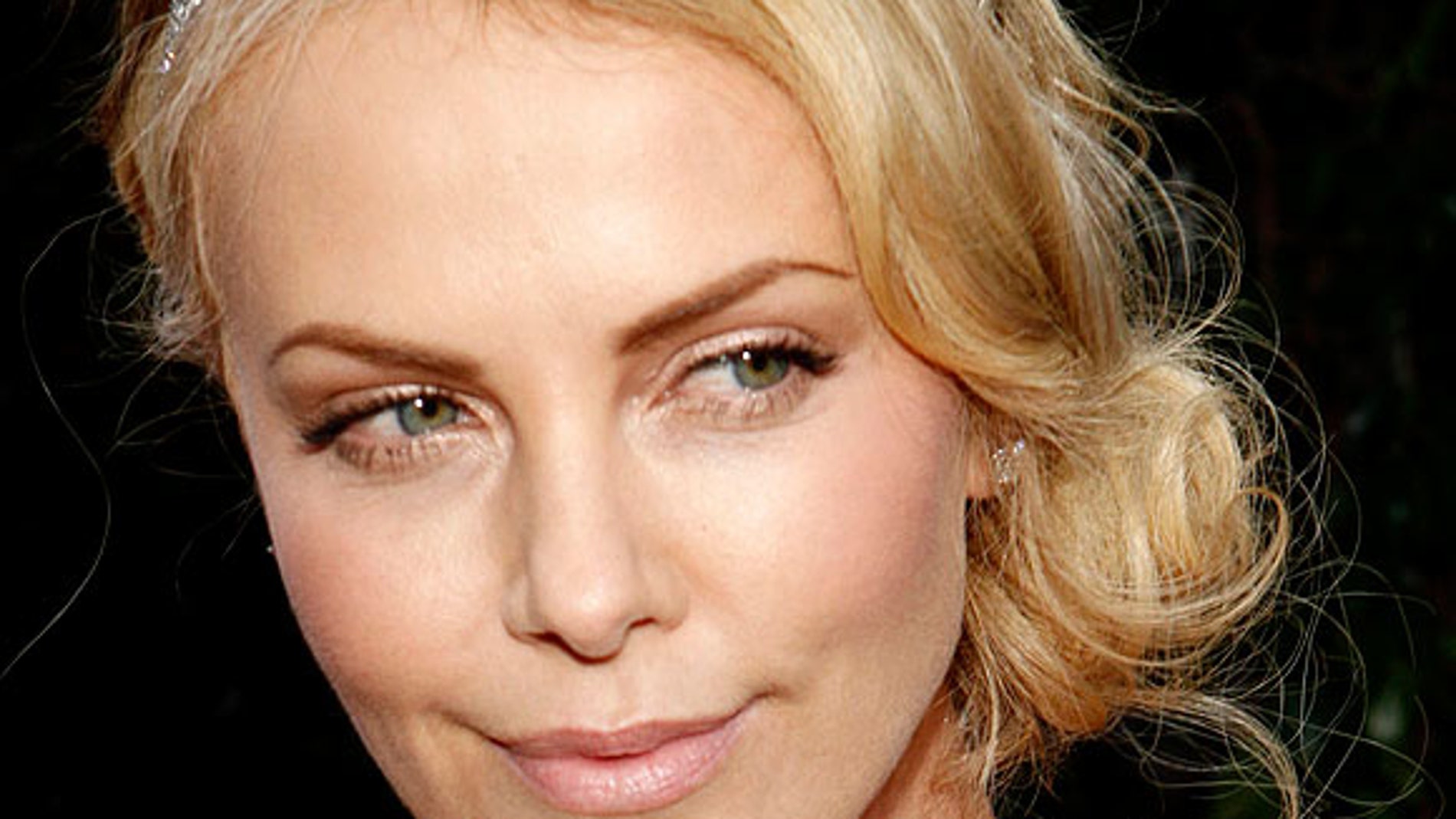 Charlize Theron con una preciosa diadema en plateado