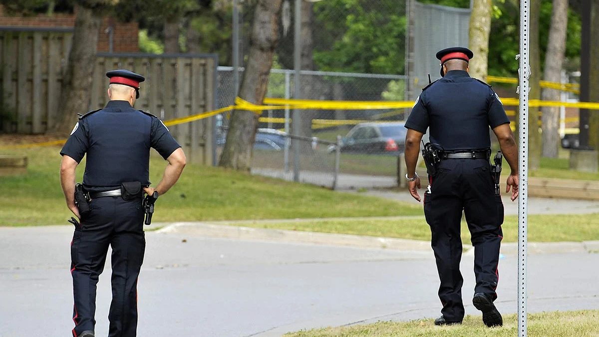 Dos agentes de policía en Canadá