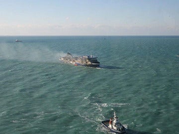 Intentan remolcar el ferry incendiado Intentan remolcar el ferry incendiado
