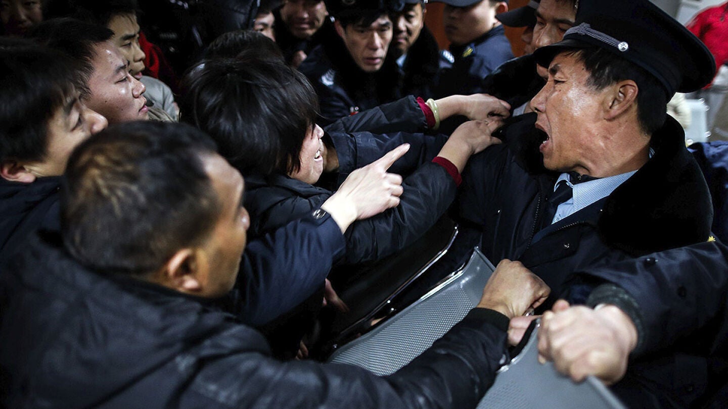 Familiares de las v&iacute;ctimas de la avalancha en Shangai