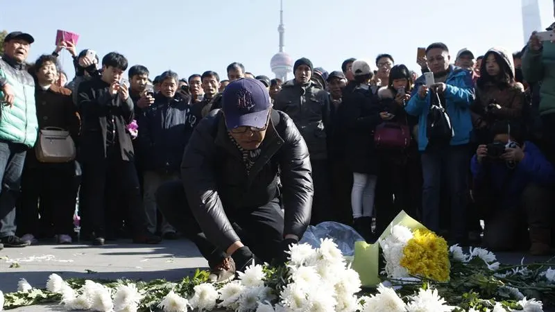 Flores en el lugar donde se ha produciodo una avalancha en Shangái