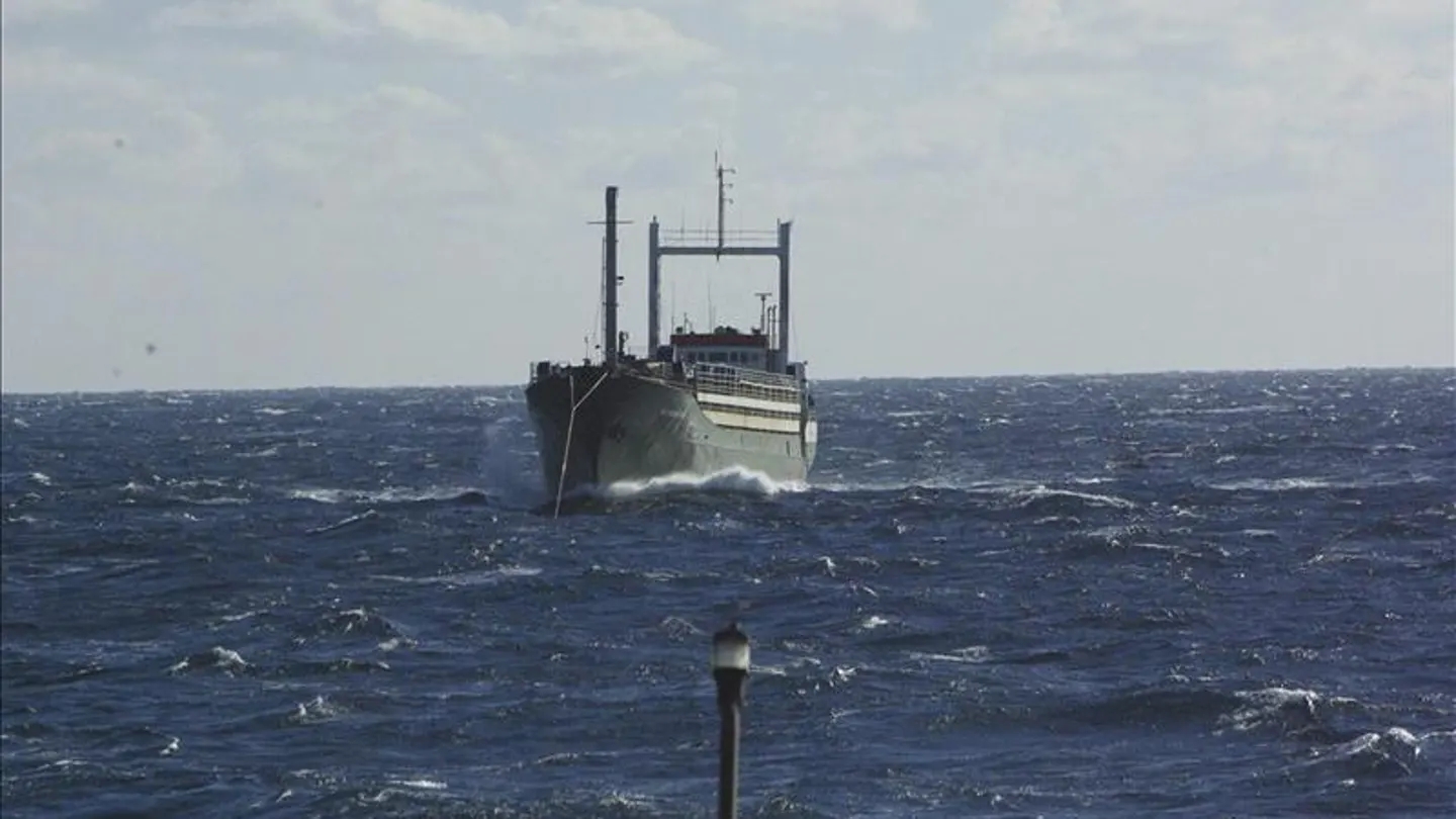 Barco con centenares de inmigrantes a bordo Barco con centenares de inmigrantes a bordo