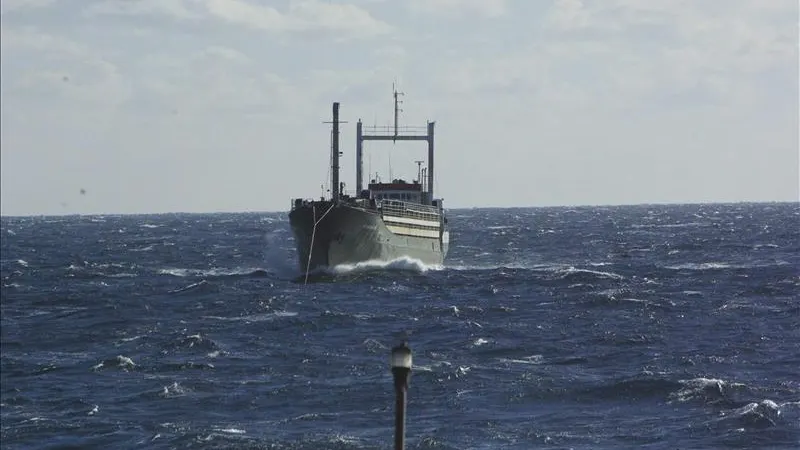 Barco con centenares de inmigrantes a bordo