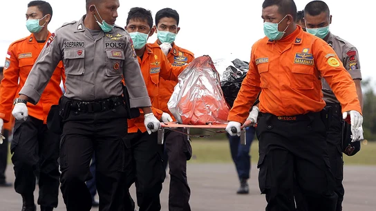 Comienza la recuperación de víctimas mortales del avión siniestrado Comienza la recuperación de víctimas mortales del avión siniestrado