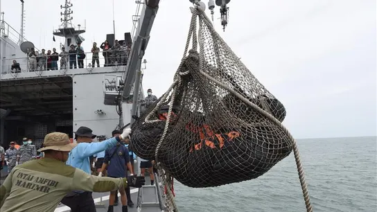 Recuperados 30 cadáveres y dos piezas del avión de AirAsia siniestrado en el mar de Java Recuperados 30 cadáveres y dos piezas del avión de AirAsia siniestrado en el mar de Java