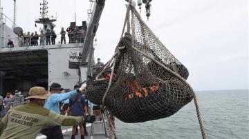 Recuperados 30 cadáveres y dos piezas del avión de AirAsia siniestrado en el mar de Java