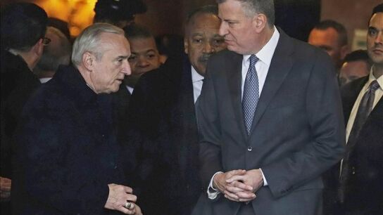 El alcalde de Nueva York acude al velatorio del polic&iacute;a asesinado Wenjian Liu.