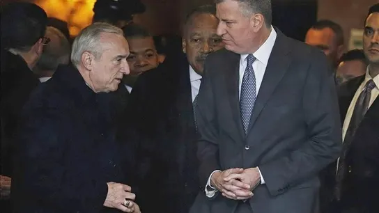 El alcalde de Nueva York acude al velatorio del policía asesinado Wenjian Liu. El alcalde de Nueva York acude al velatorio del policía asesinado Wenjian Liu.