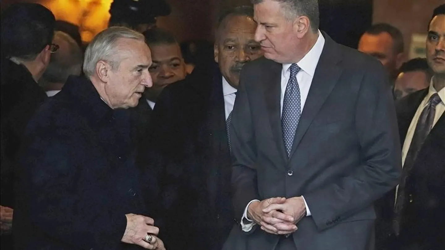 El alcalde de Nueva York acude al velatorio del policía asesinado Wenjian Liu. El alcalde de Nueva York acude al velatorio del policía asesinado Wenjian Liu.