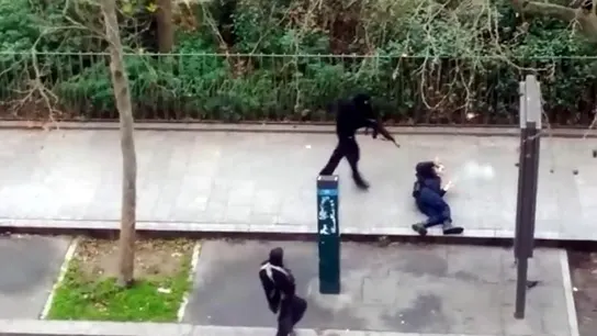 Uno de los asaltantes al semanario 'Charlie Hebdo' dispara a un policía Uno de los asaltantes al semanario 'Charlie Hebdo' dispara a un policía