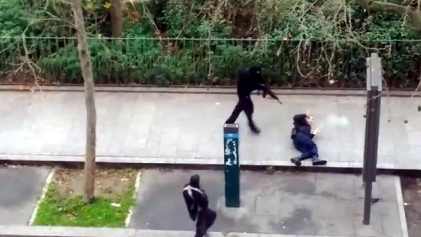 Uno de los asaltantes al semanario 'Charlie Hebdo' dispara a un polic&iacute;a