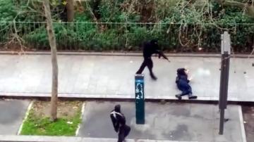 Uno de los asaltantes al semanario 'Charlie Hebdo' dispara a un policía